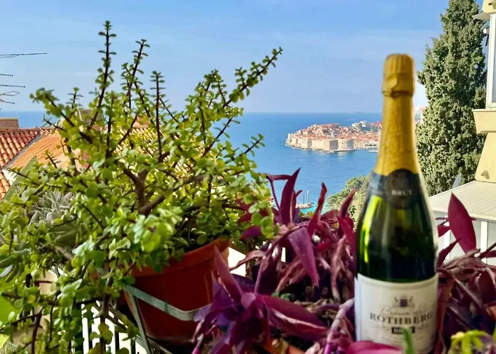 Charming With Terrace And Old Town View Διαμέρισμα *